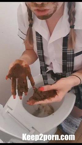 CremeDeLaJen - Schoolgirl plays with poop out of toilet [ScatShop / UltraHD 2K / 1280p / Scat]