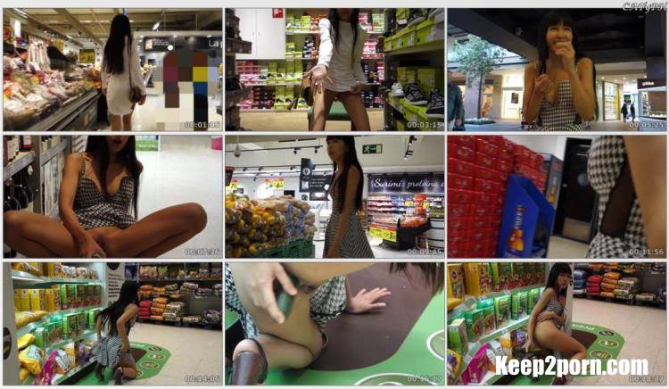 Littlesubgirl - Fucks Cucumber and Squirts In Supermarket [ManyVids / FullHD 1080p]