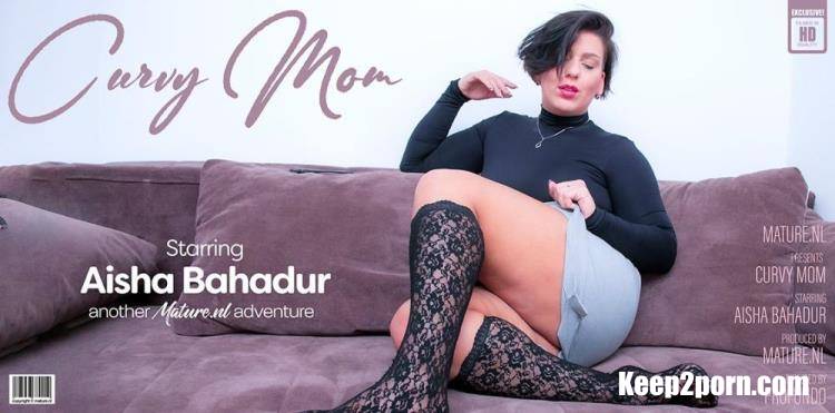 Aisha Bahadur (31) - Curvy Mom Aisha is playing with her wet shaved pussy [Mature.nl / FullHD 1080p]