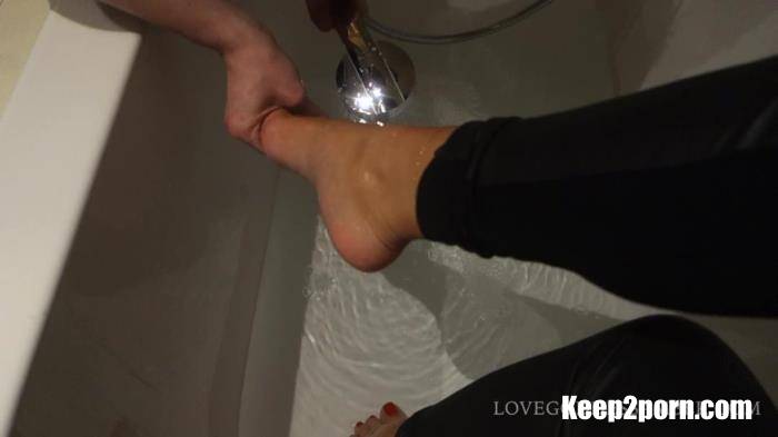 Goddess Amber - Loser Washing My Feet [Clips4sale / FullHD 1080p]