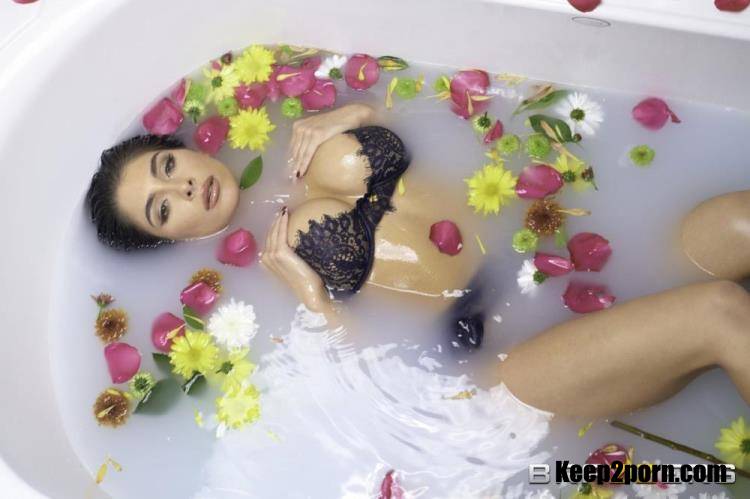 Tru Kait - Tru Kait's Steamy Lingerie Shower [BrazzersExxtra, Brazzers / FullHD 1080p]