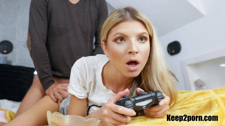 Gina Gerson - Gamer Girl Focus [ExxxtraSmall, TeamSkeet / SD 480p]