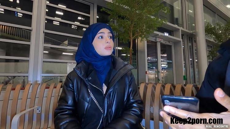Nadja Lapiedra - Hijab Iranian DP/Anal in hallway & in WC [Real Rencontre, Manyvids / FullHD 1080p]