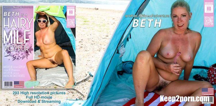 Beth (45) - See voyeur MILF Beth show off her hairy pussy at the beach / 14666 [Mature.nl / FullHD 1080p]