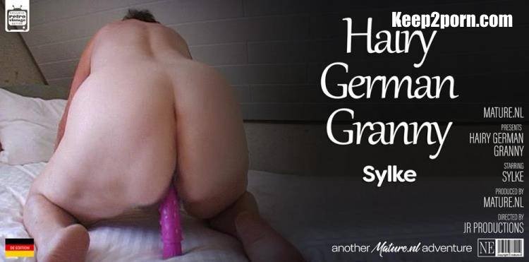Sylke (64) - German granny Sylke plays with her hairy pussy in the shower [Mature.nl / SD 540p]