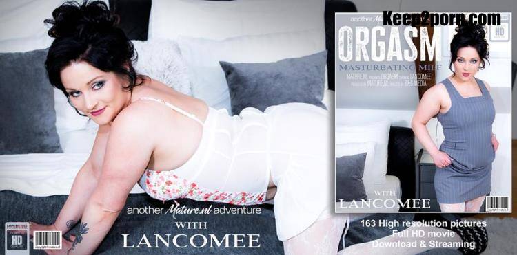 Lancomee (31) - Lancomee is a shaved MILF that loves to play with her pussy in bed getting an orgasm [Mature.nl / FullHD 1080p]