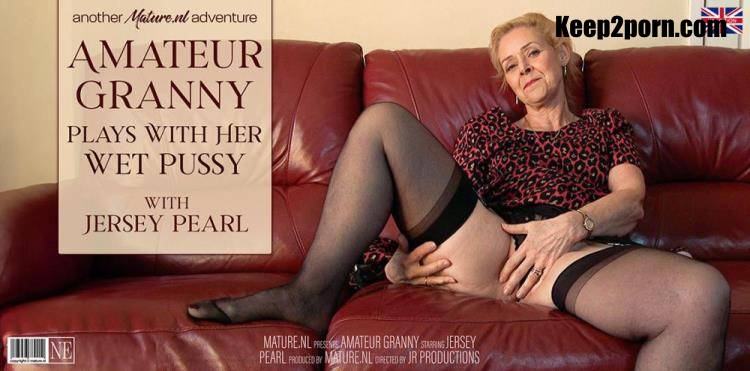 Jersey Pearl (EU) (66) - Amateur granny Jersey Pearl plays with her wet pussy on the couch [Mature.nl / FullHD 1080p]