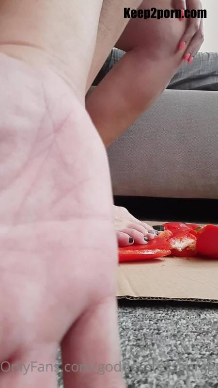 Goddess Tessa - 45 Size Feet Goddess - Destroying 3 Peppers With 1 Step And Smashing It Completly [Onlyfans / UltraHD 1920p]