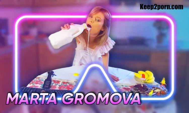 Marta Gromova - Blonde Babe Eating And Stripping In Kitchen - 35091 [SLR, Dreamcam / UltraHD 4K 2622p / VR]