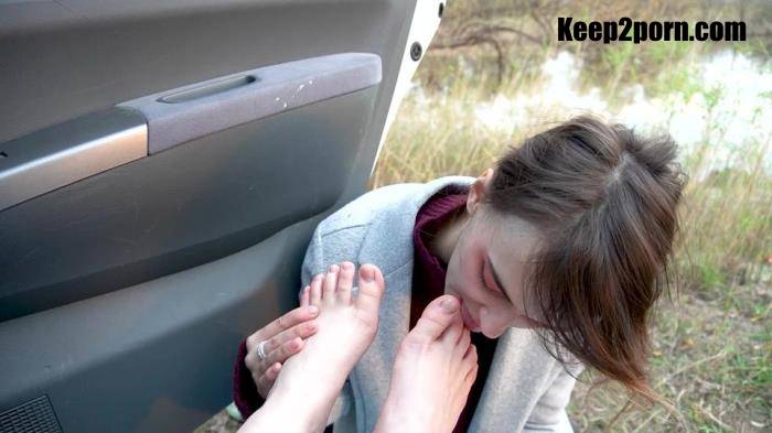 Licks sweaty feet while stopping the car [Kingdom Of Feet And Slaves / FullHD 1080p]