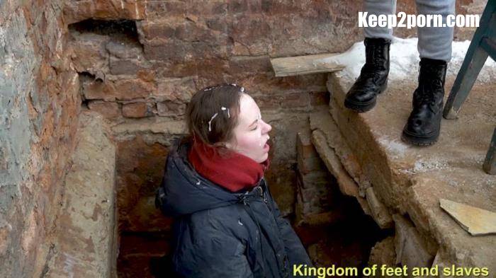 Ariels Outdoor Humiliating Tasks [Kingdom Of Feet And Slaves / FullHD 1080p]